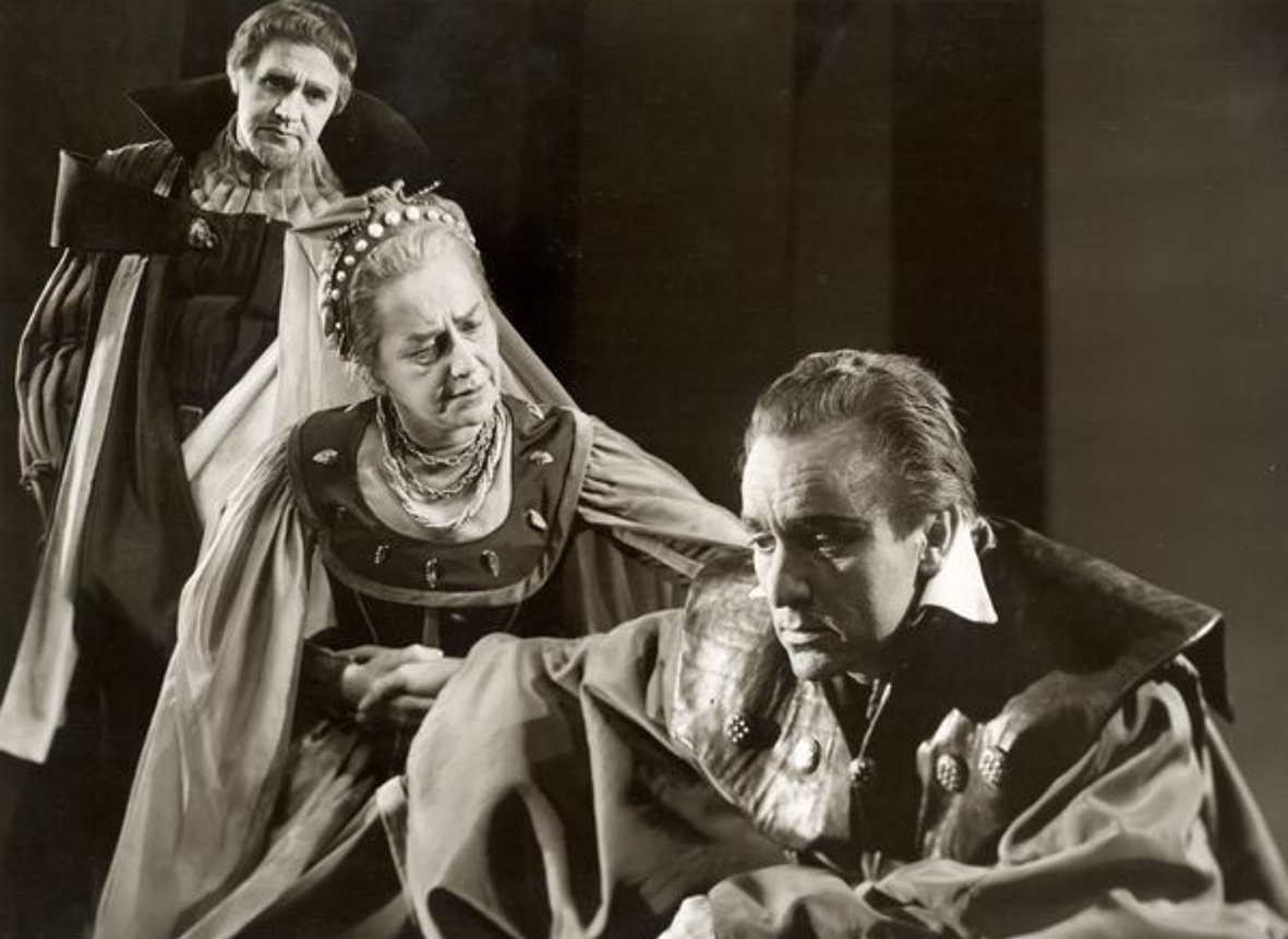 Peggy Ashcroft as Paulina and Eric Porter (right) as Leontes, in The Winter’s Tale, Shakespeare Memorial Theatre, Stratford-upon-Avon, 1960 (Photograph Angus McBean © RSC)
